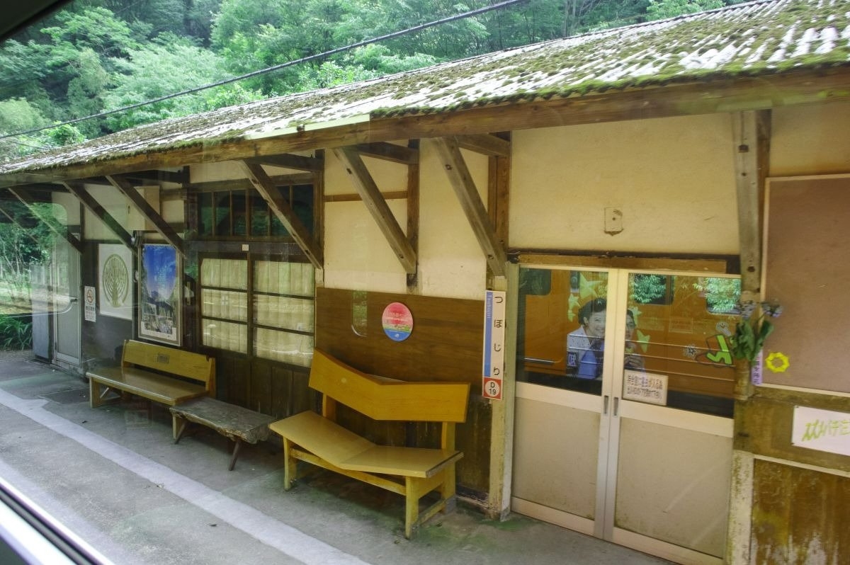 険しい山間（やまあい）にぽつんとたたずむ駅