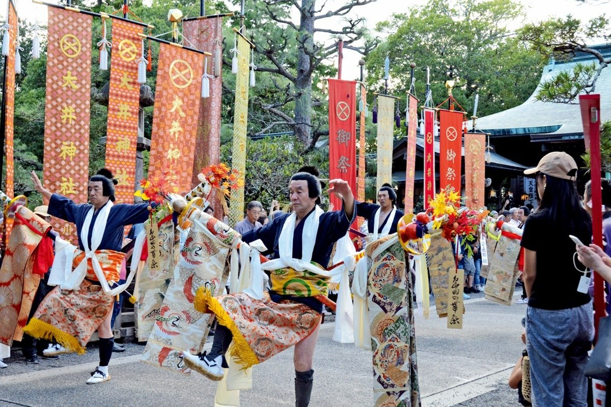 約15キロの衣装を身に着けた大奴が優雅に踊ります
