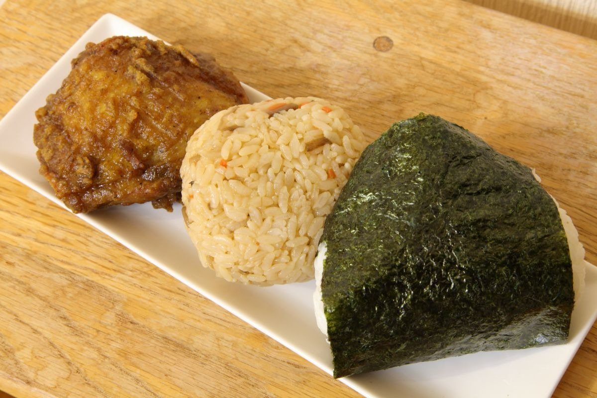満足感あるカレーチキンをおにぎりのお供に