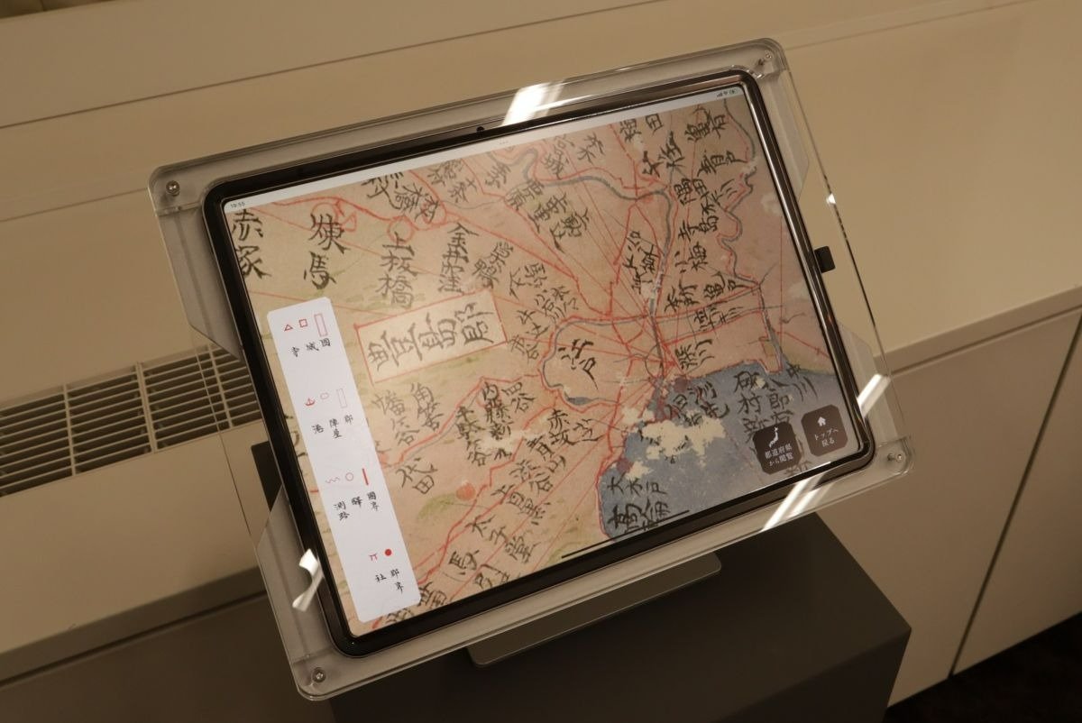 「伊能図」を拡大して閲覧できるタブレット端末