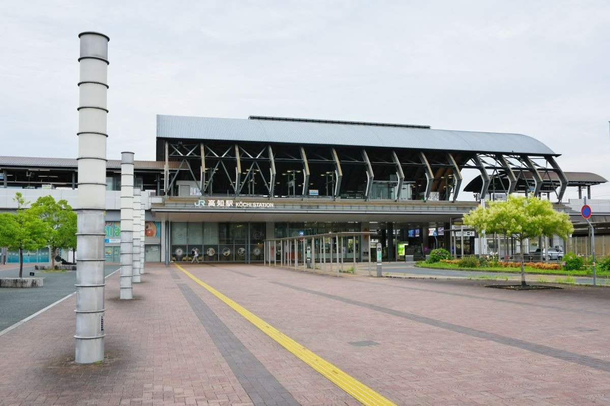 高知駅前には坂本龍馬ら維新の志士の像も