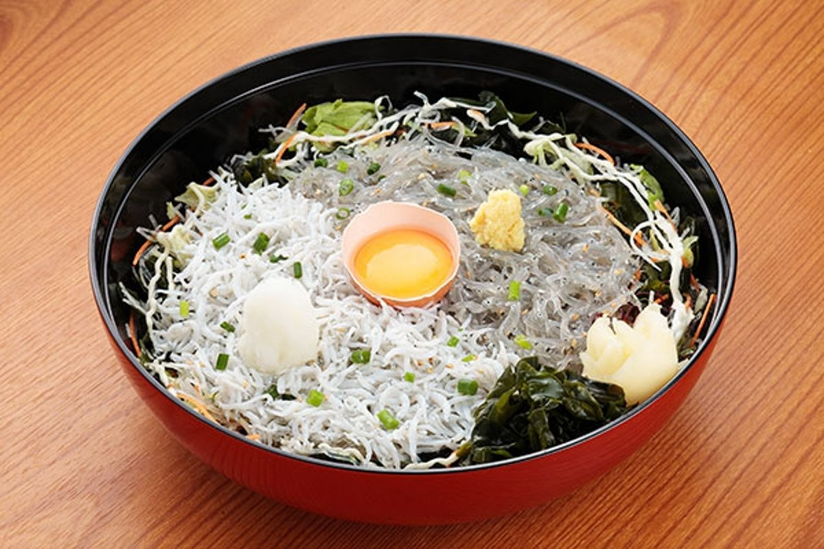 両方味わえておいしさ２倍の「生しらす釜揚げしらす丼」。生のり味噌汁付きで1650円
