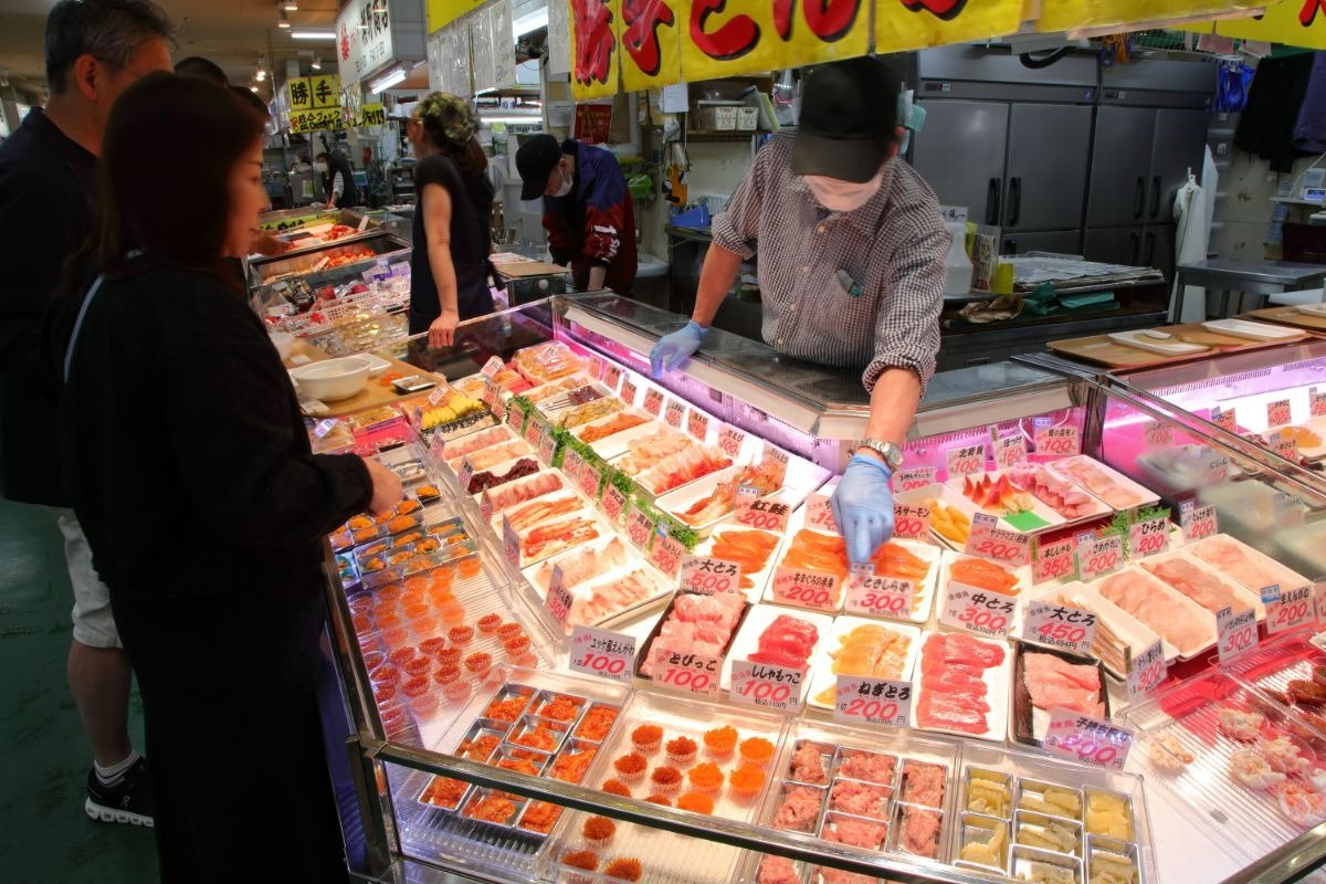 1枚100円台〜200円前後が中心の多彩な刺身