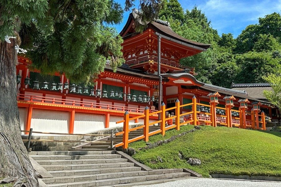 20年に一度「造替」され、常に美しく佇（たたず）む春日大社（中門・御廊）