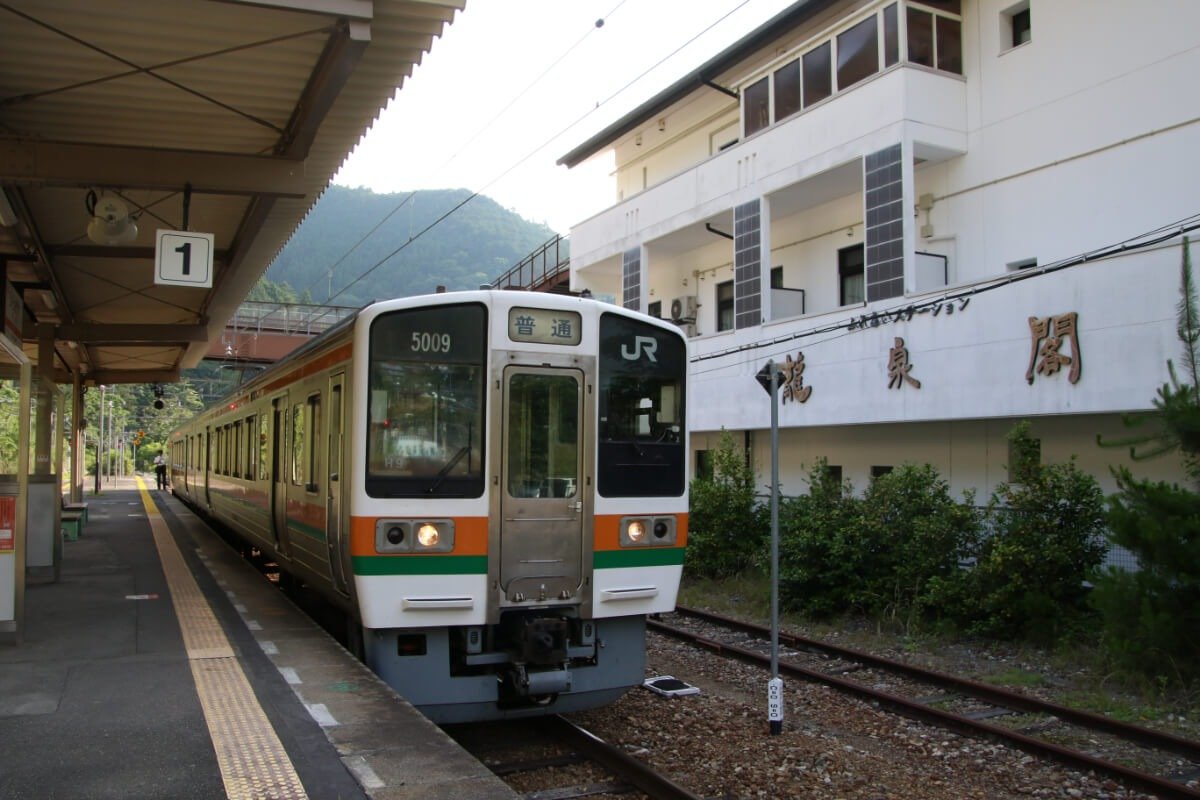 駅に併設する「龍泉閣」