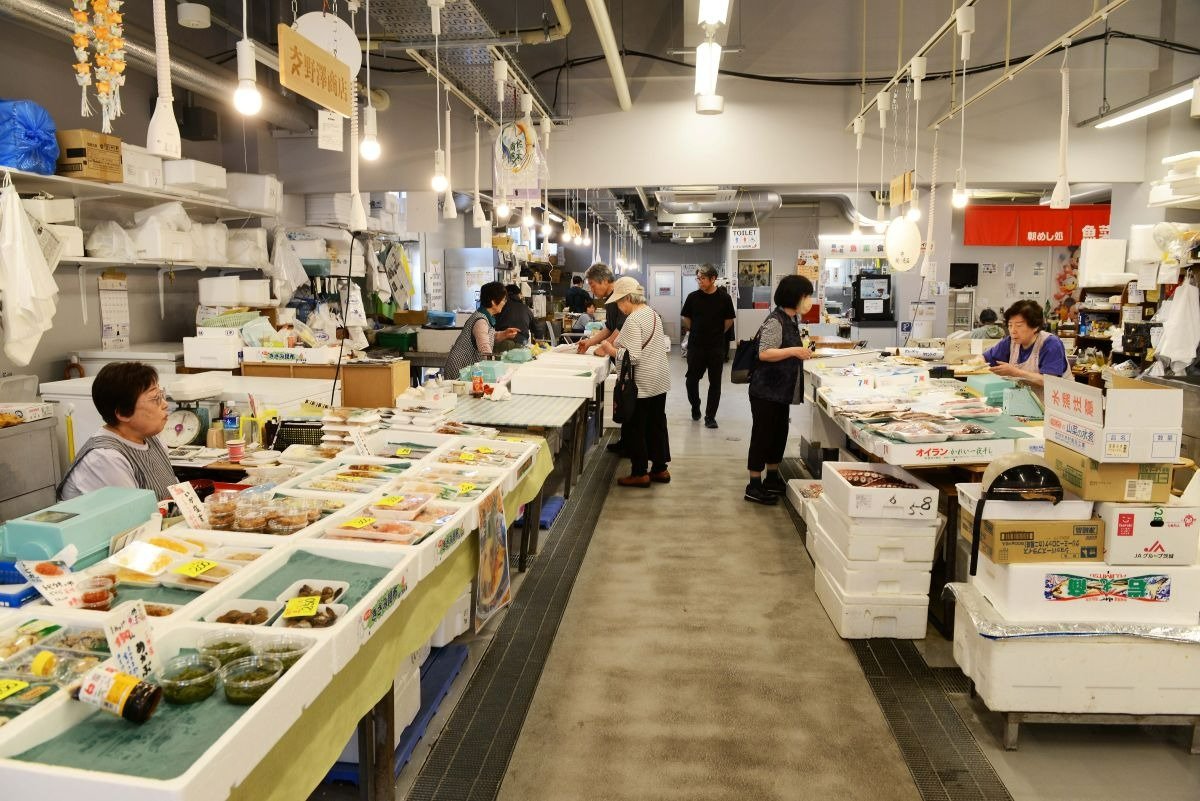 地元の商店の人たちとの会話も楽しみ