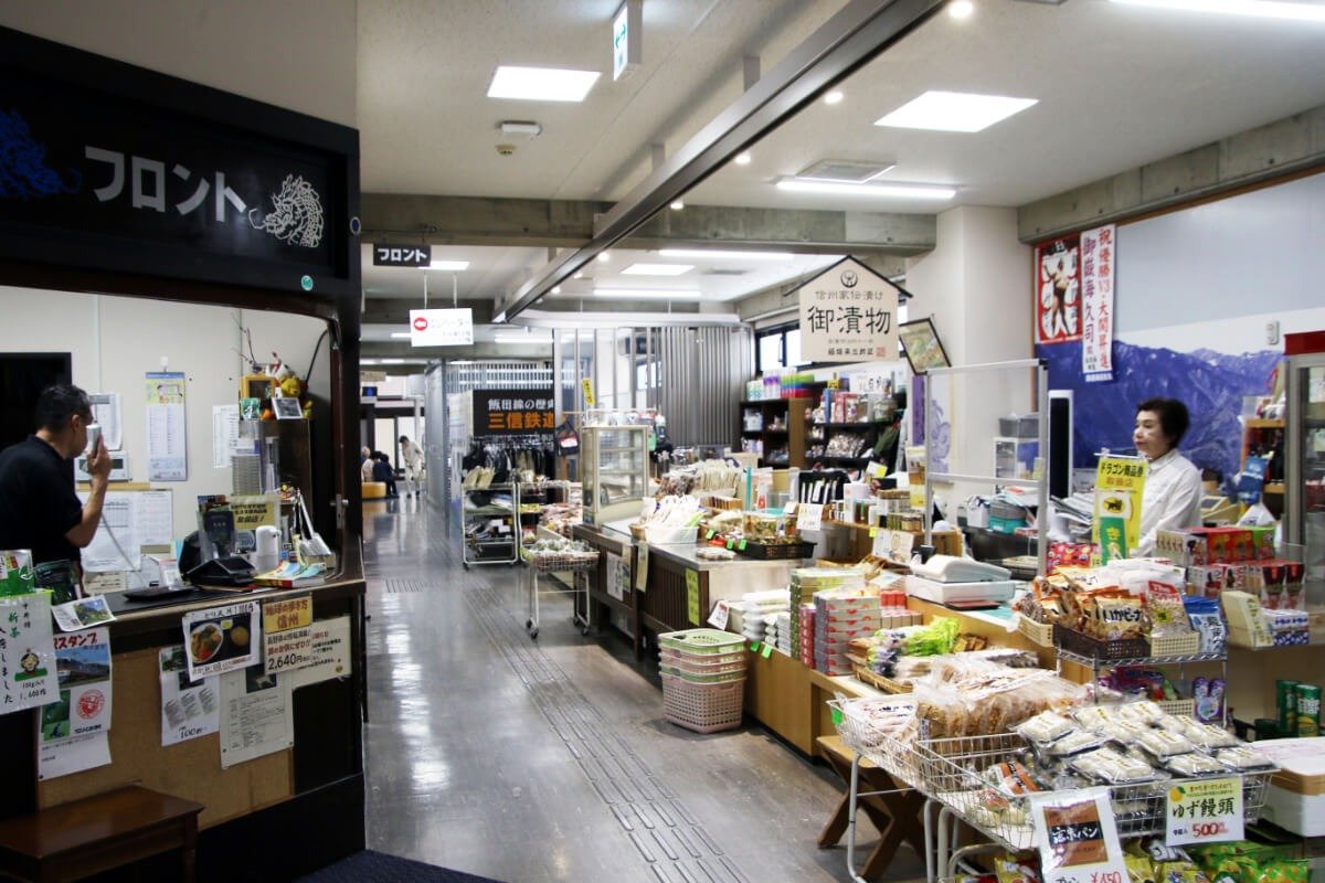 フロントと売店の奥には飯田線の歴史を知ることができる写真の展示コーナーも