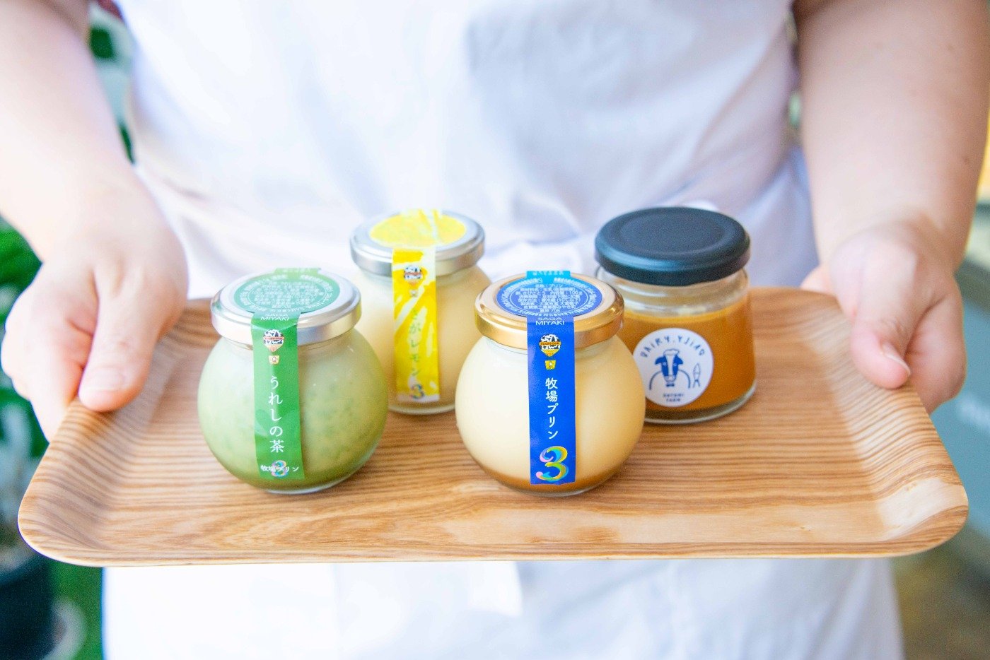 看板商品の「牧場プリン3」（手前右）、佐賀特産のお茶を使用した「牧場プリン うれしの茶」（手前左）、期間限定の「牧場プリン さがレモン」（奥左）各454円、デイリーデイリー限定の「大人のためのキャラメルプリン」486円（奥右）