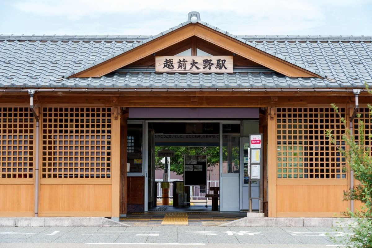 城下町の玄関にふさわしい瓦屋根の駅舎