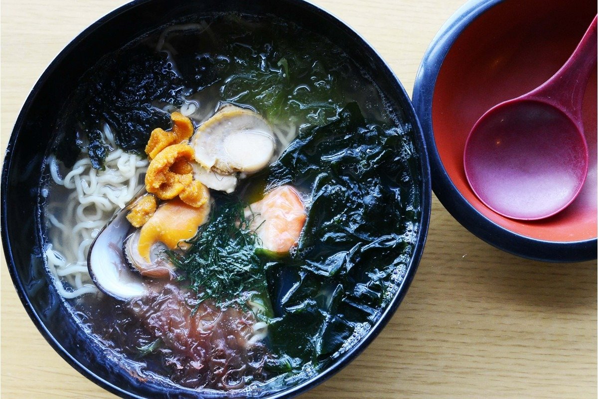 ウニ、ホタテ、エビ、ワカメなども入った「磯ラーメン」1200円