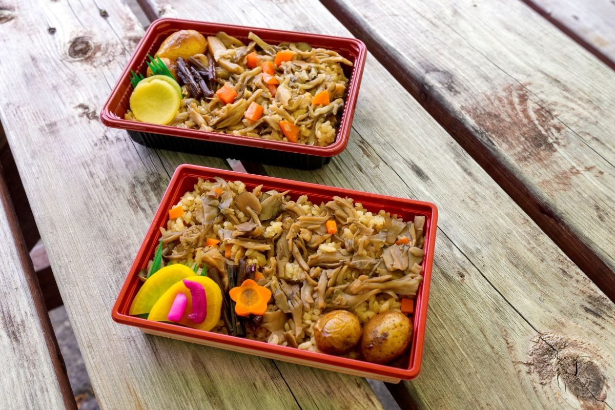「まいたけ弁当」は生産者によって味も値段も違います。午後になると売り切れることも