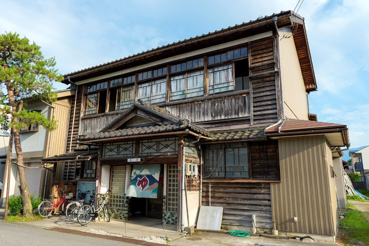 観光ガイドMAPを見ながら路地を歩けば、素敵な銭湯も