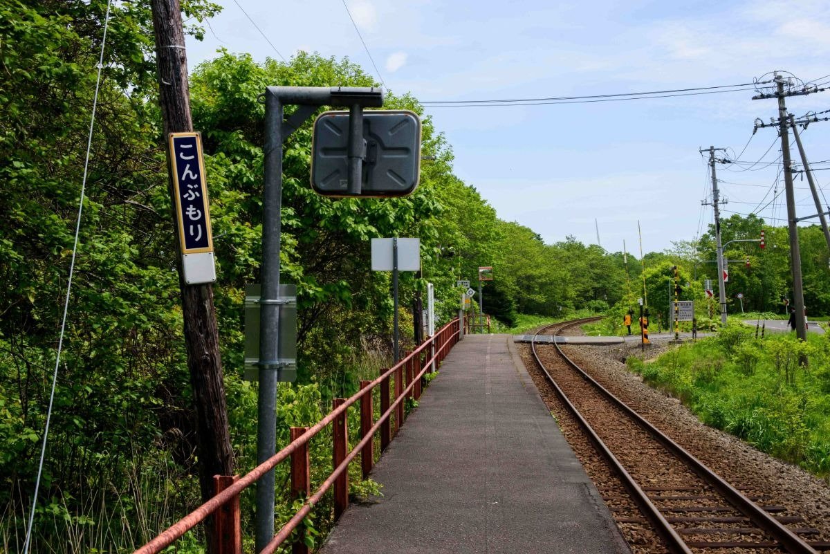 ホームの表示だけが駅名を知る手がかり
