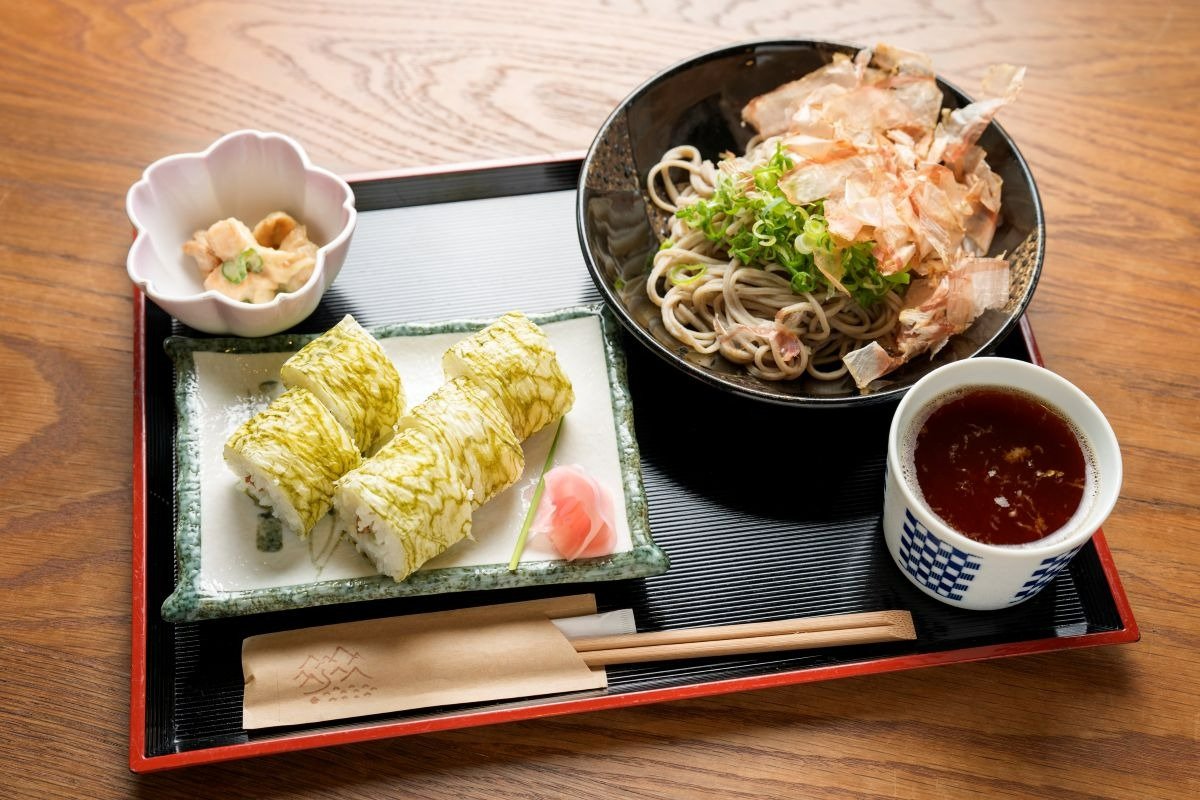 越前おろしそばとへしこ寿司、小鉢の「一乗谷そばセット」2000円。へしこ寿司はミニ丼（ソースカツ丼か天麩羅丼）に変更可