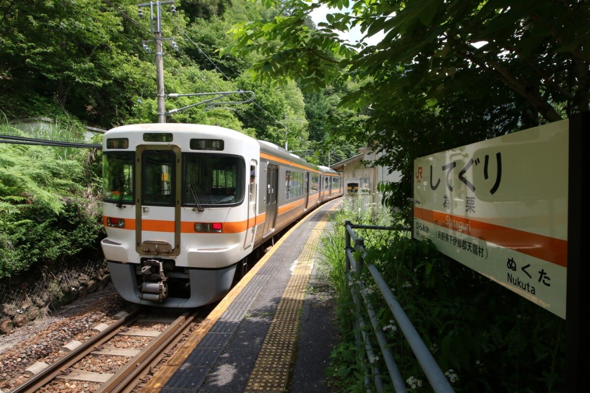 木立に包まれた静かな駅