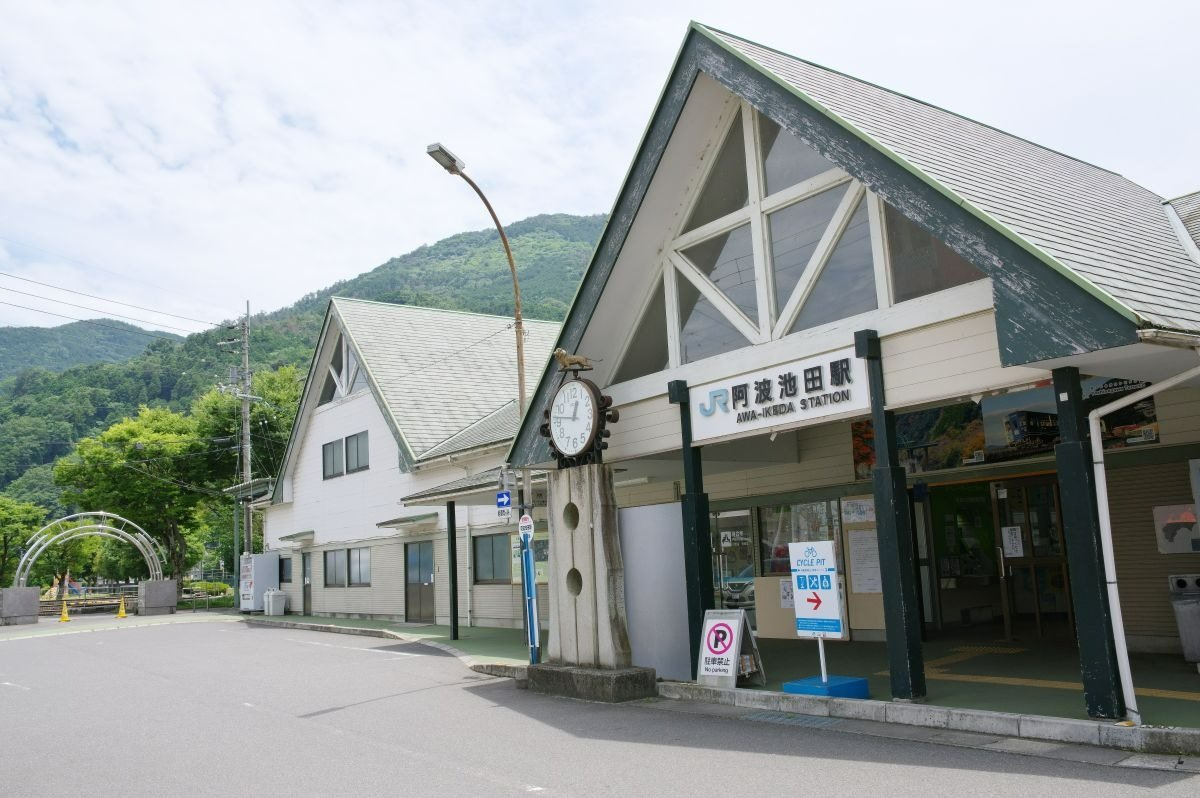 歴史あるうだつの町並みも駅から徒歩圏内