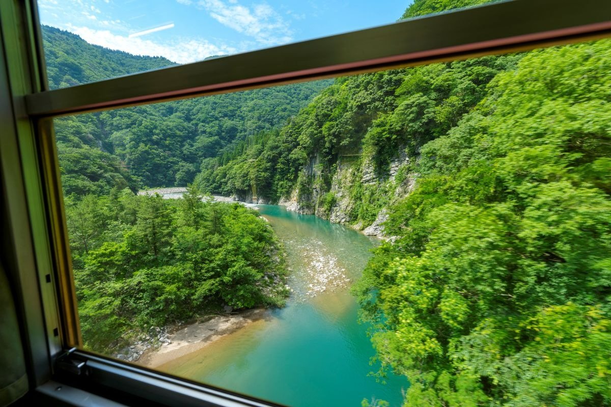 車窓からは九頭竜川の清流が眺められる（柿ケ島〜勝原駅間）