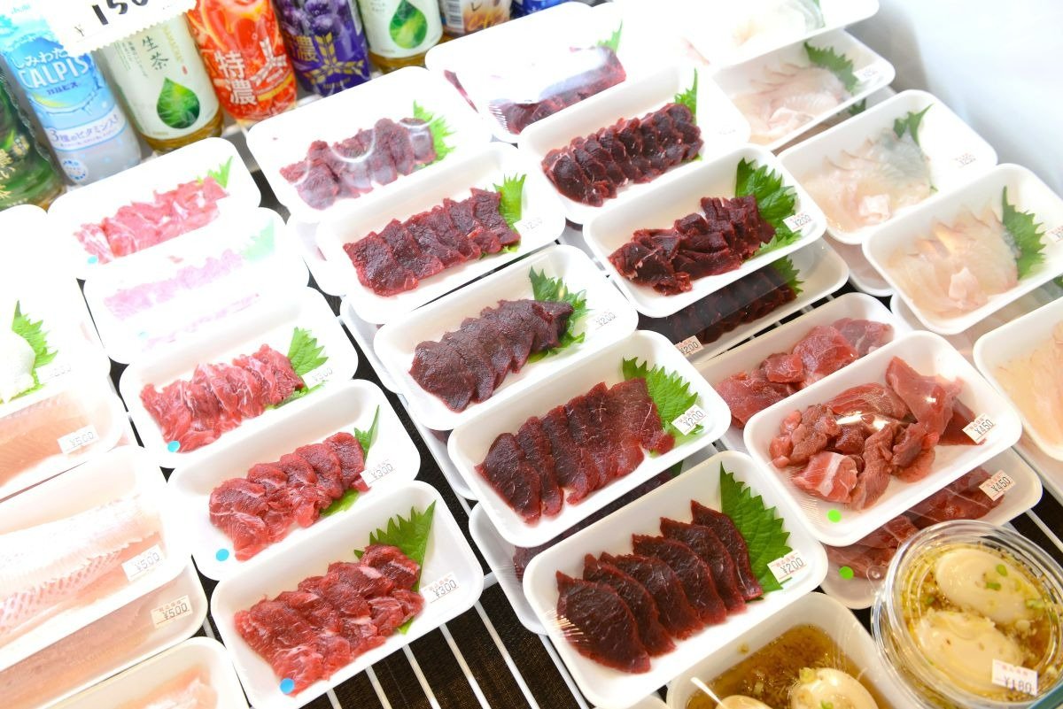刺身や総菜は小分けで販売しているので買いやすいです