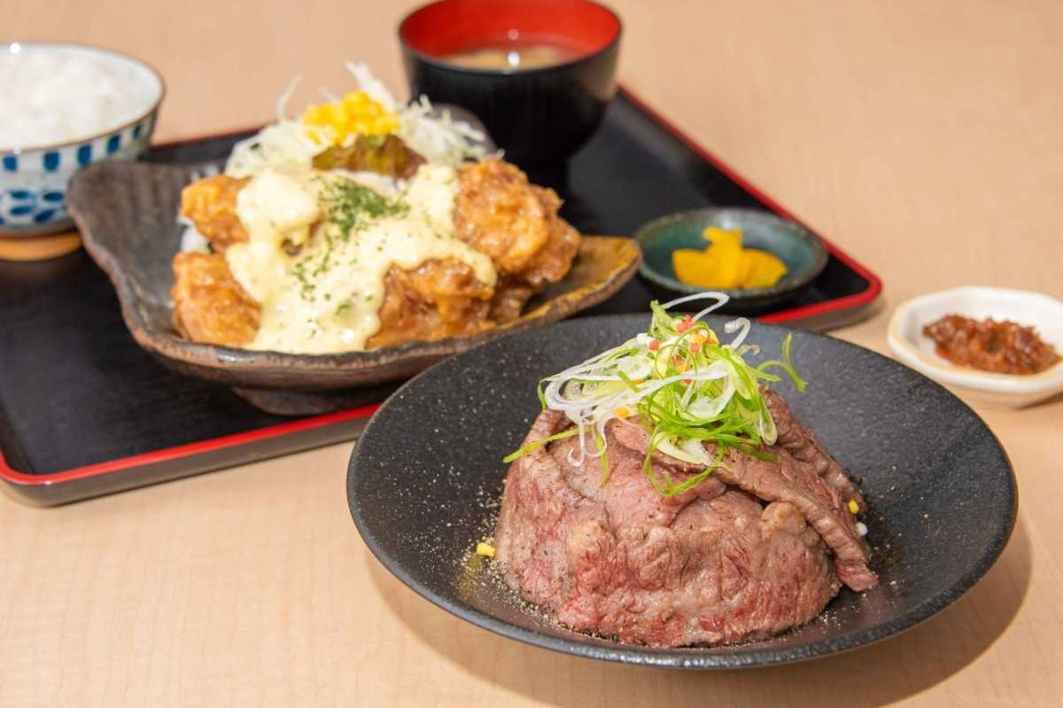 「高千穂牛あぶり丼（並盛）」2300円（右）、「チキン南蛮定食」1100円（左）