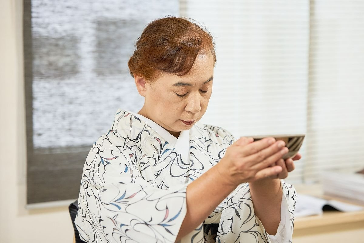 両手で茶碗を持ち、「ちょうだいいたします」と軽く礼