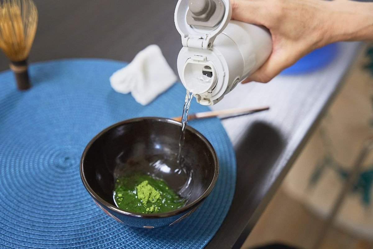 テーブル茶道では水筒に入れた湯を使います