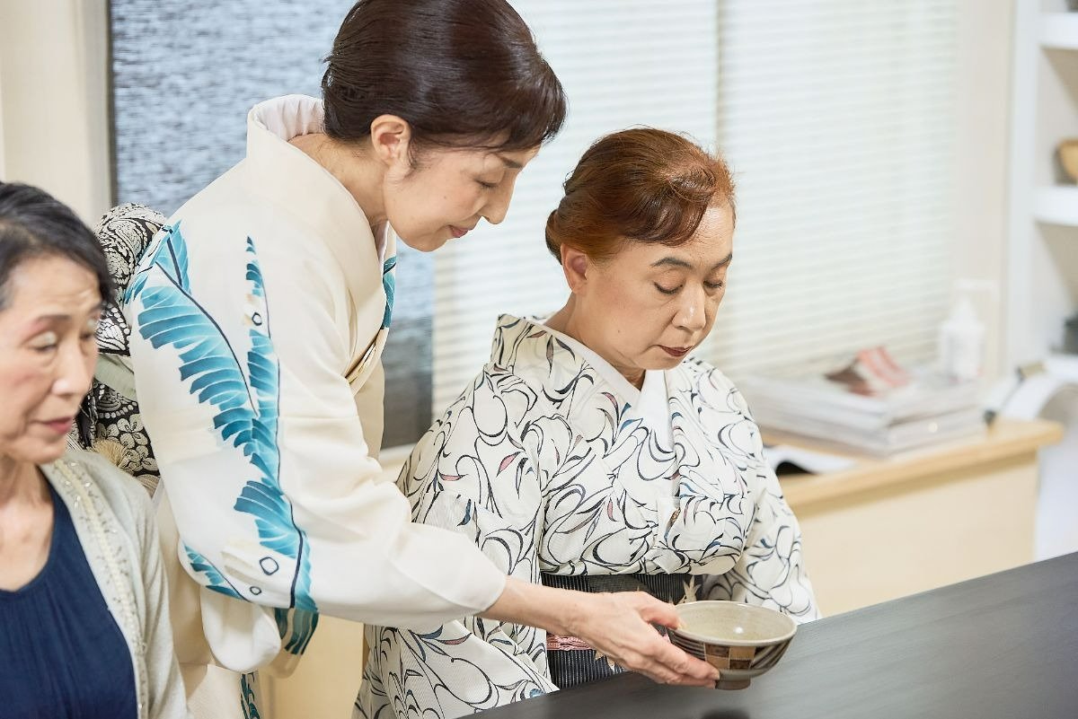 お茶をふるまう時は、客人の右側からお茶碗を差し出します