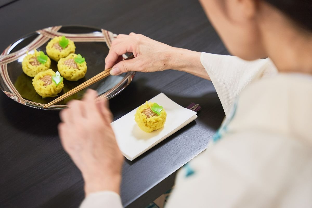 お茶を飲む前にまずお菓子をいただきます