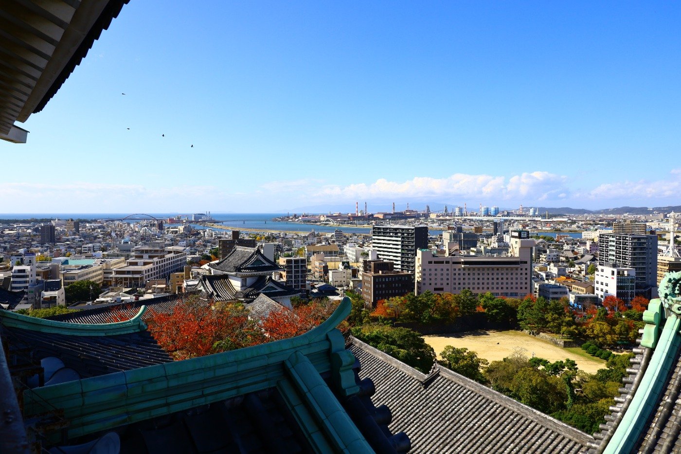 天守最上階からはゆったりと流れる紀ノ川など、和歌山市街を一望