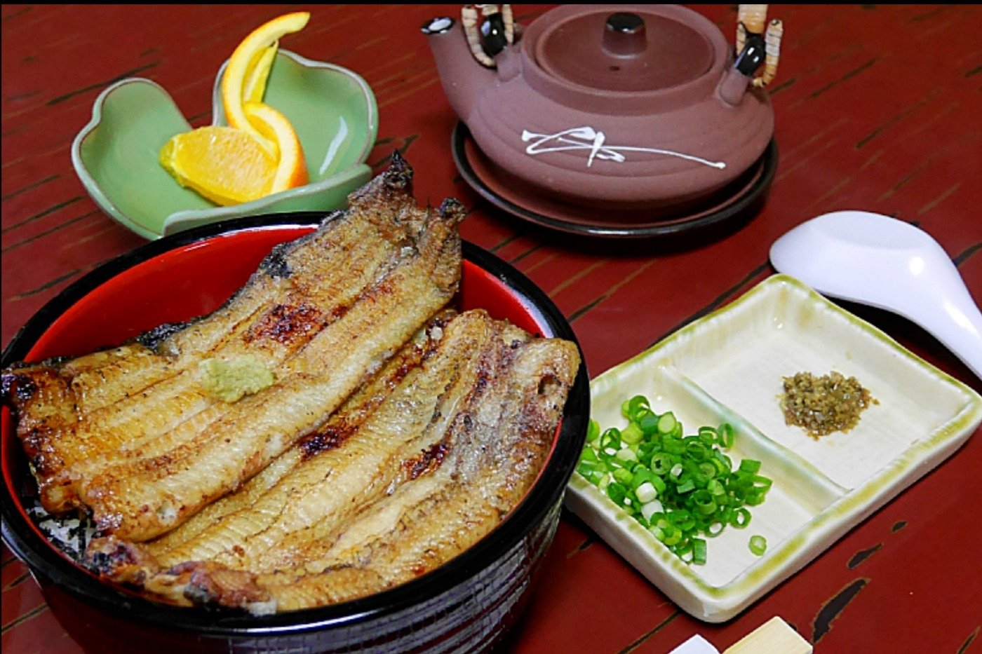 「うなぎ白焼丼」並2800円（仕入れ状況により異なる）