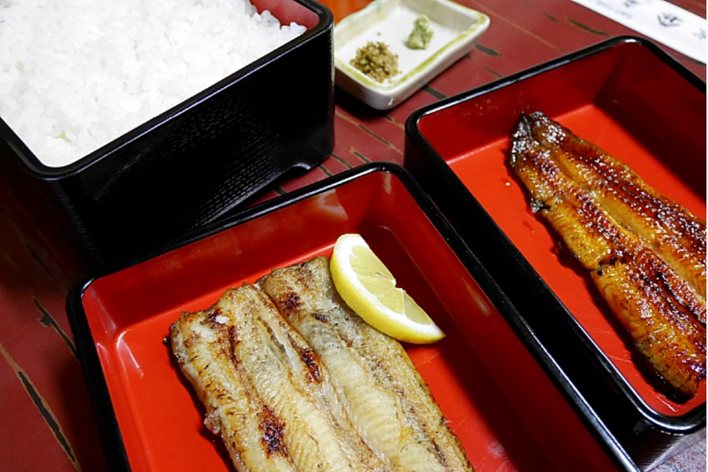 蒲焼と白焼、両方を味わえる「源平重」並4500円（仕入れ状況により異なる）