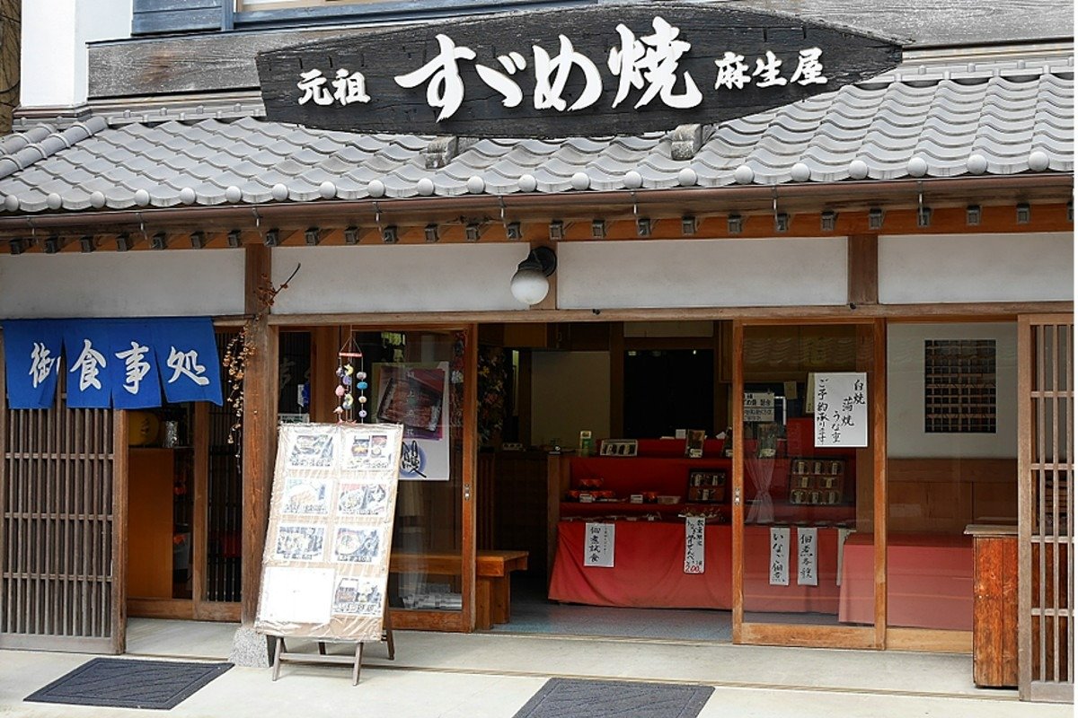 店頭では「すずめ焼き」や川魚の佃煮詰め合わせなどを販売