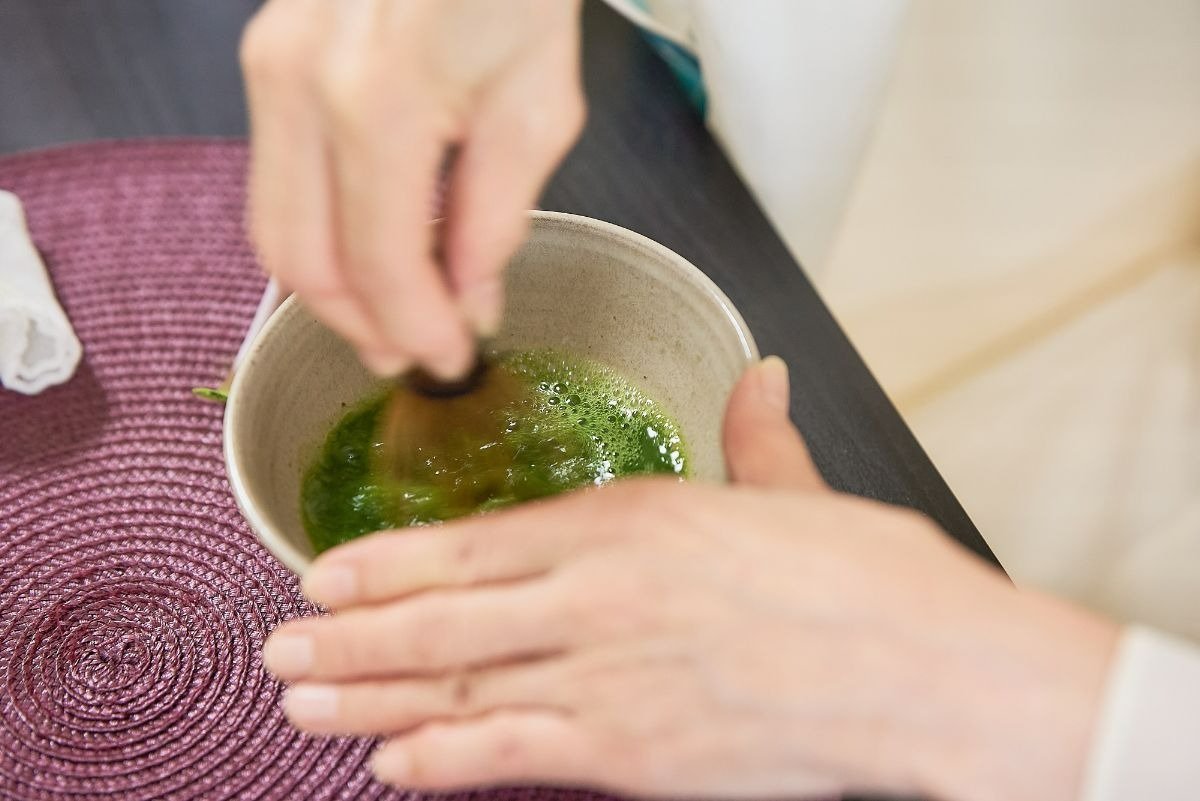 手首を使って素早く茶筅を振り続けます
