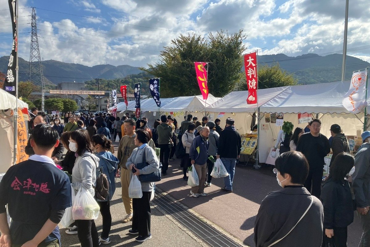 会津産食材を使った多彩なグルメが味わえる屋外会場