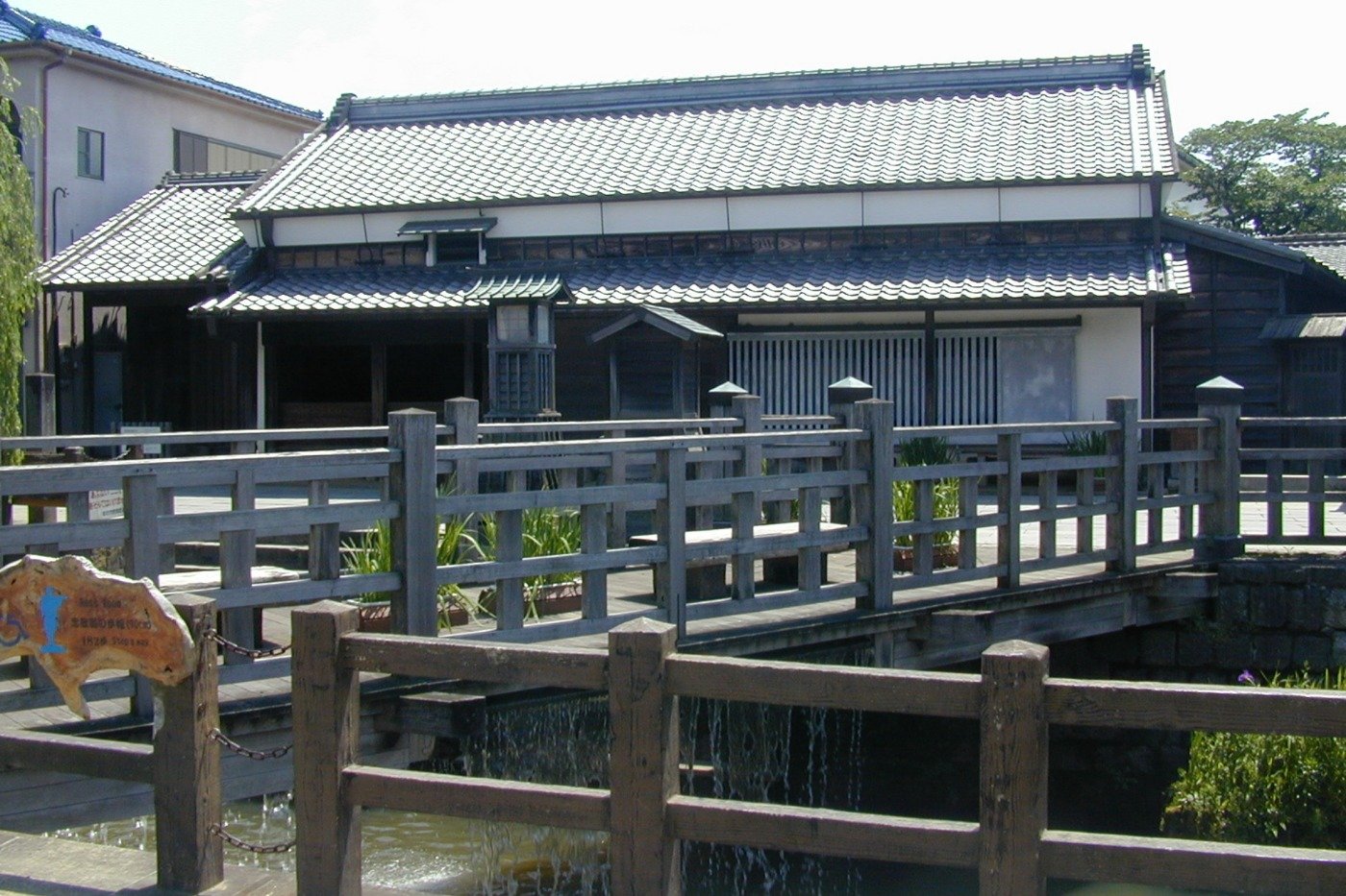 小野川の川べりに正門と店舗が並ぶ「伊能忠敬旧宅」