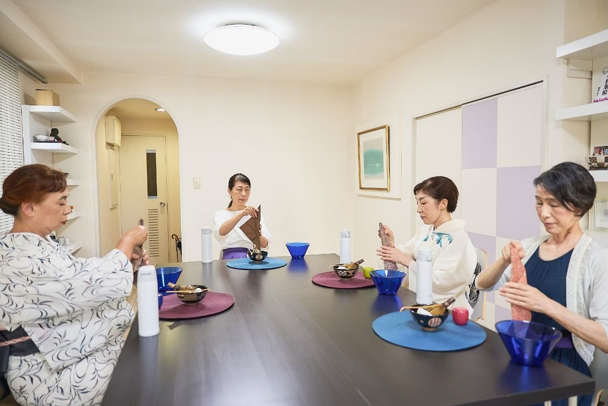 腰に挟んだふくさを手に取り、たたみ直します
