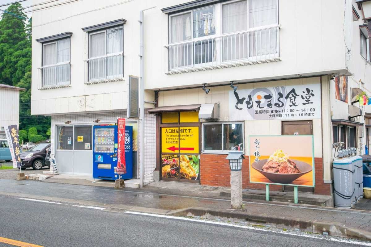 店内に待合室（写真左側）が設けられています。まずは食券を購入しましょう