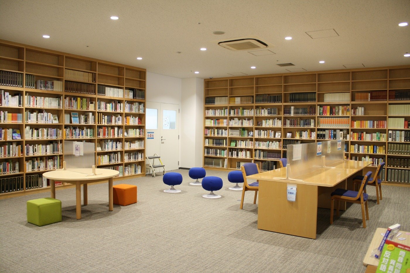 約5000冊の書籍を閲覧できる図書館コーナー