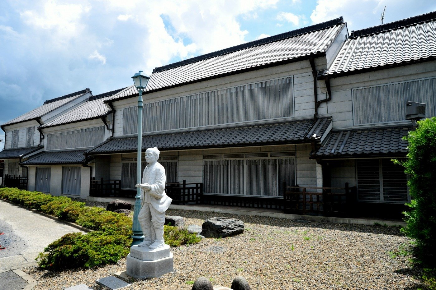 町家や土蔵を模して町並みに調和した「伊能忠敬記念館」