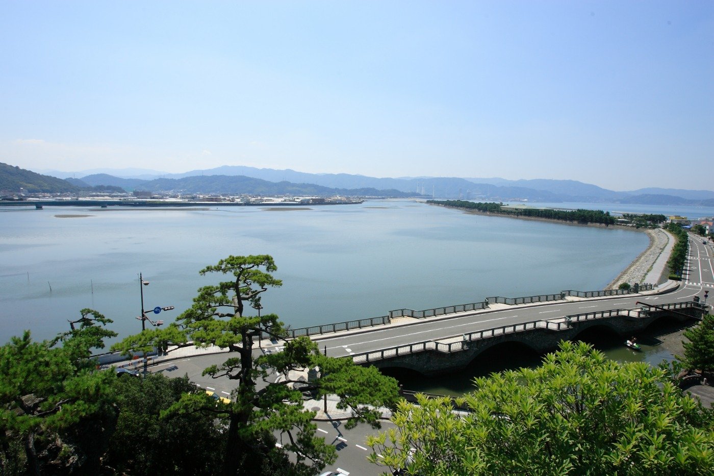 満潮時の和歌の浦。砂嘴（さし）の名称「片男波」は赤人の歌「潟をなみ」に由来
