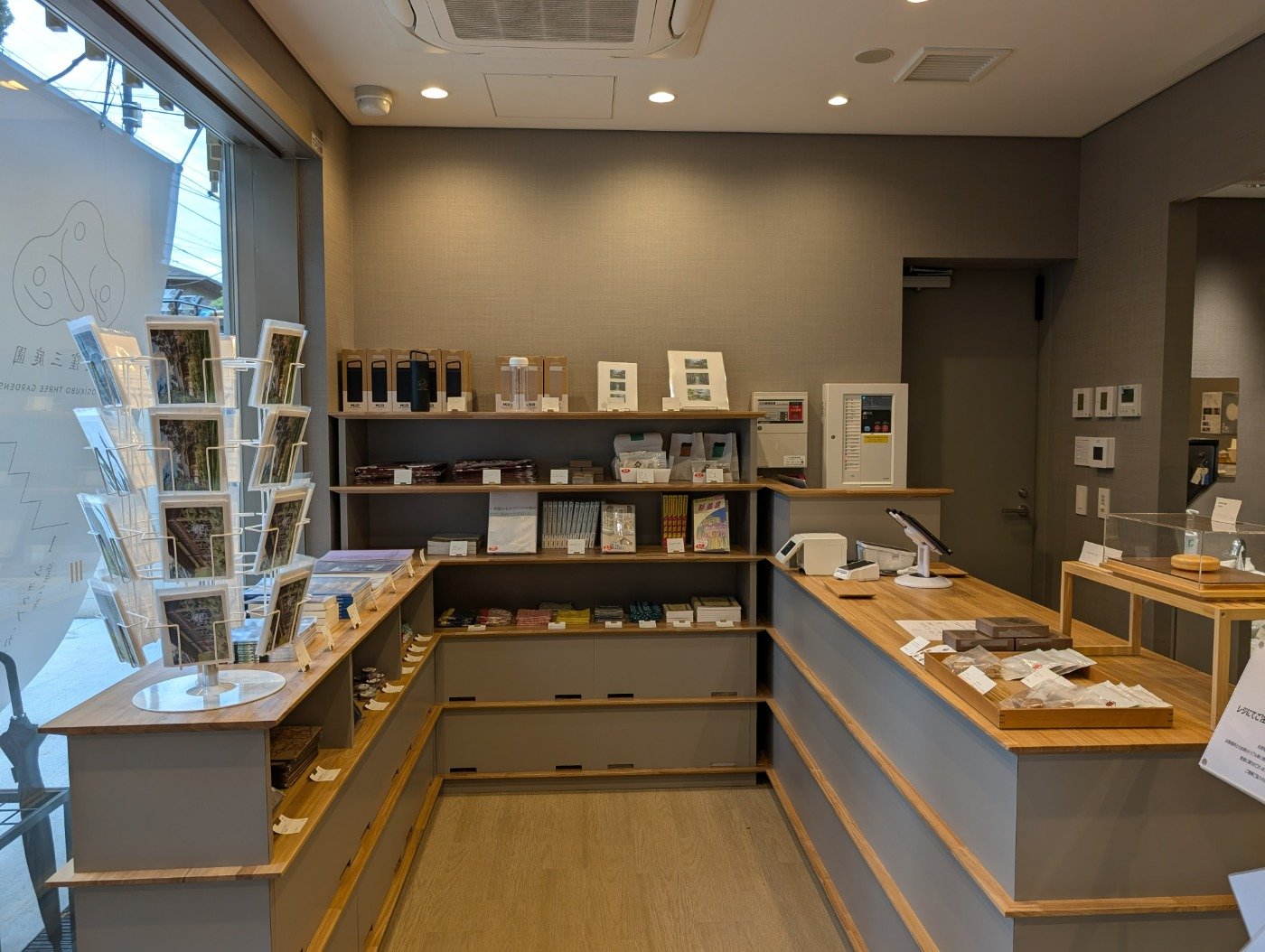 カフェで提供されるお店のスイーツ、荻外荘オリジナルのマスキングテープ、客間に置かれた丸善のノートなど思わず欲しくなるグッズが並びます