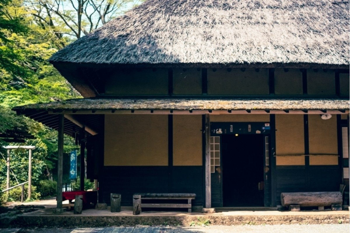 江戸時代初期の創業。茅葺（かやぶ）き屋根の「箱根 甘酒茶屋」