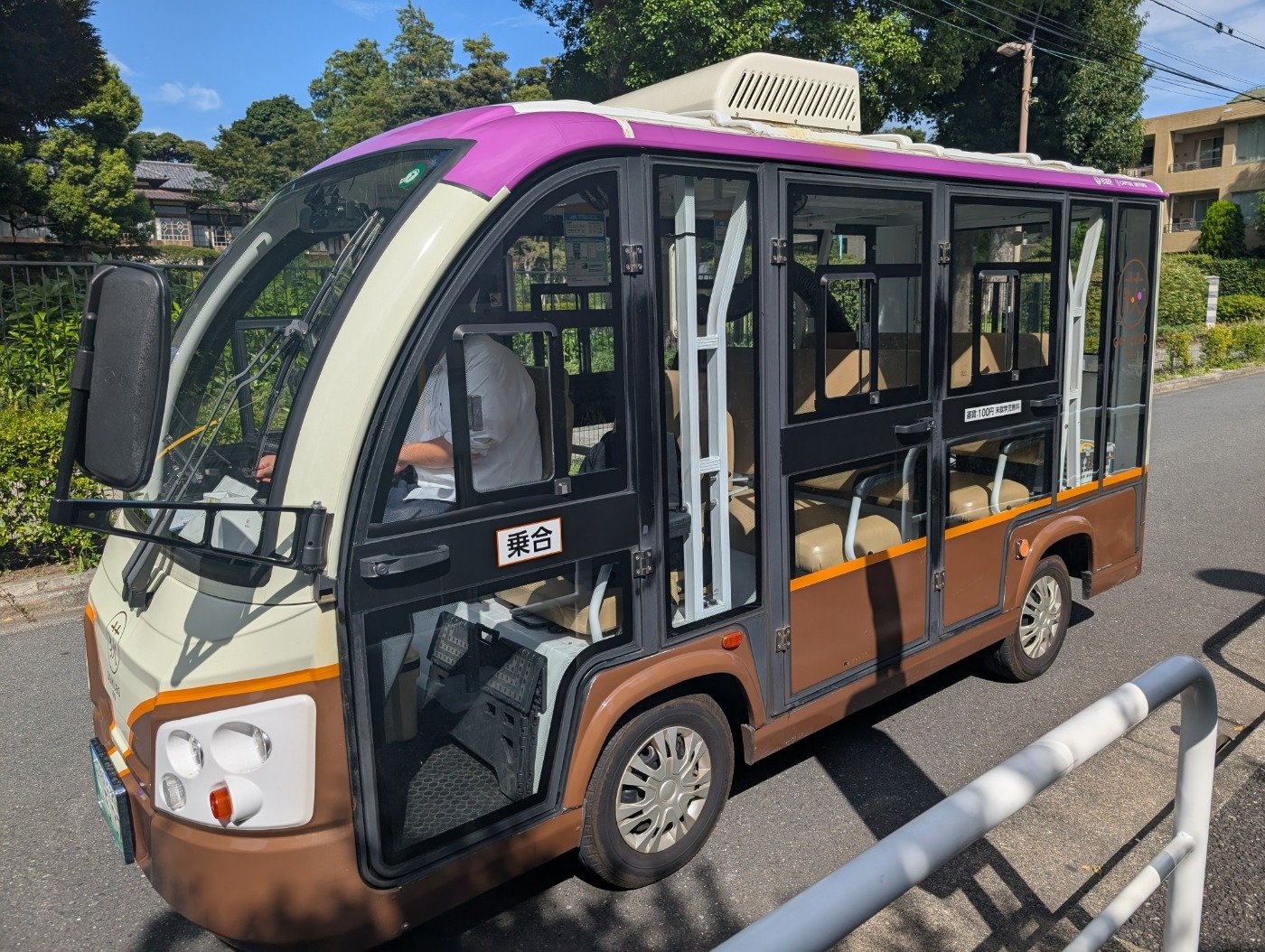 カート型（定員5名）とバス型（同7名）があり、これはバス型。車内アナウンスでは公園に関する紹介もありました