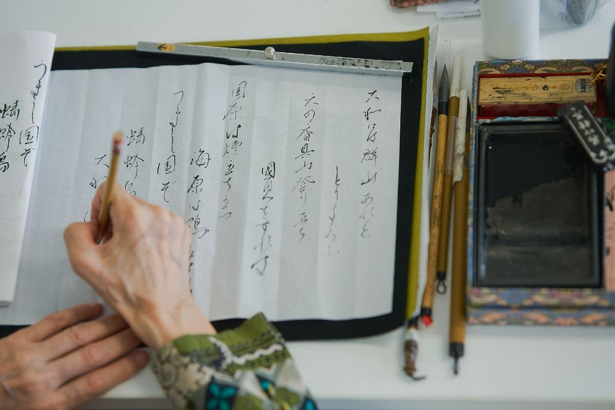 細い面相筆で万葉集の長歌を書く生徒さん