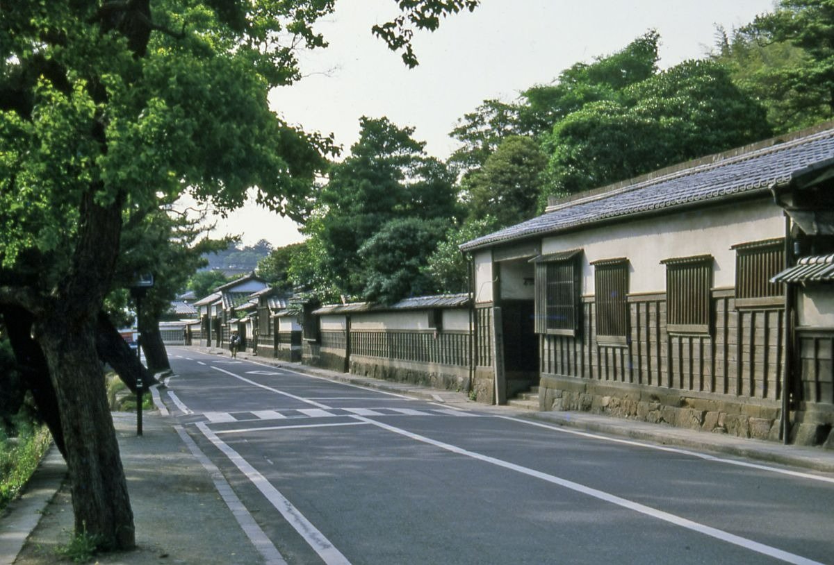 松江城の北堀に面した「塩見縄手」の町並み