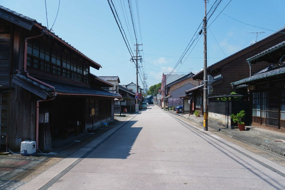 蒲原宿の通り。左側の「志田邸」は醸造業を営んでいた商家です