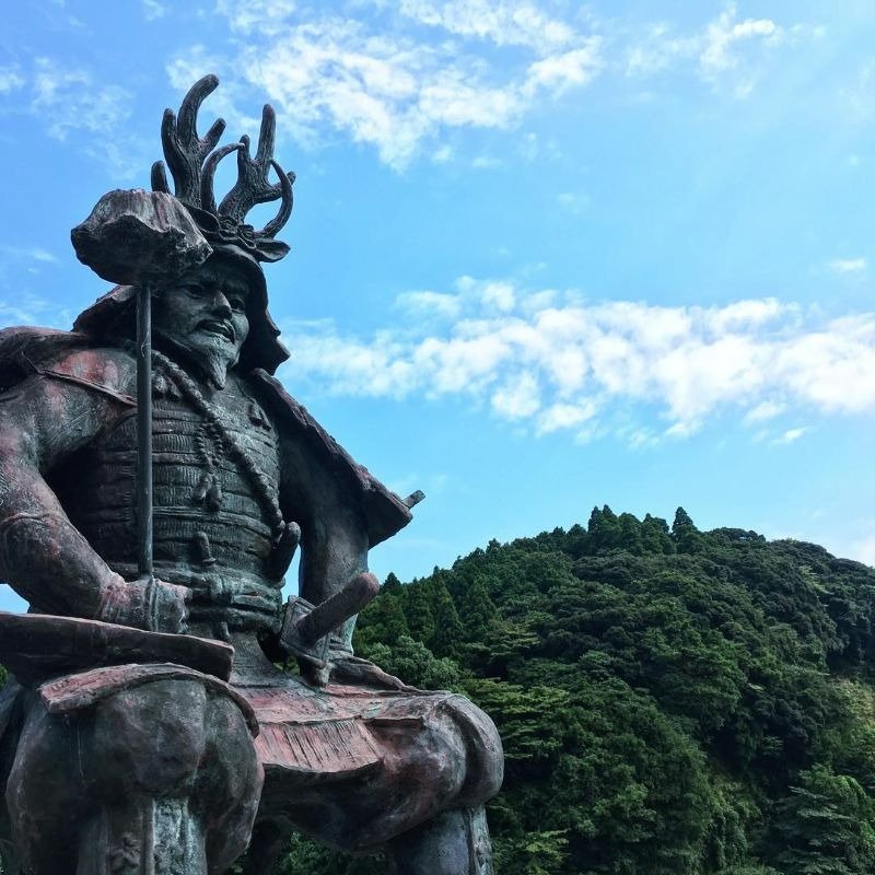 夷隅川に架かる行徳橋のたもとの本多忠勝像