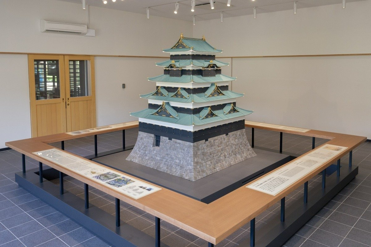 東御苑内では江戸城天守の模型も展示