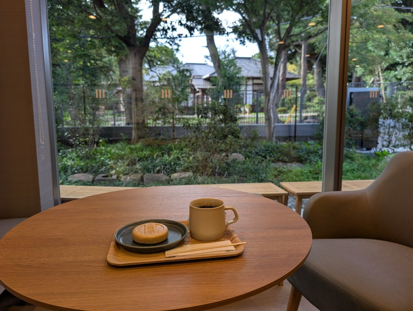 「三原堂」の最中と「ローストハウス　ブラウンチップ」のコーヒーを組み合わせたスイーツセット。どちらも量がたっぷりなのがうれしい