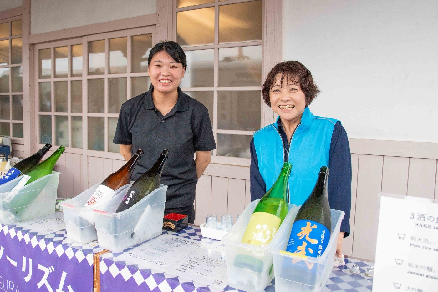 地元酒蔵の代表銘柄がずらり。試飲もできます
