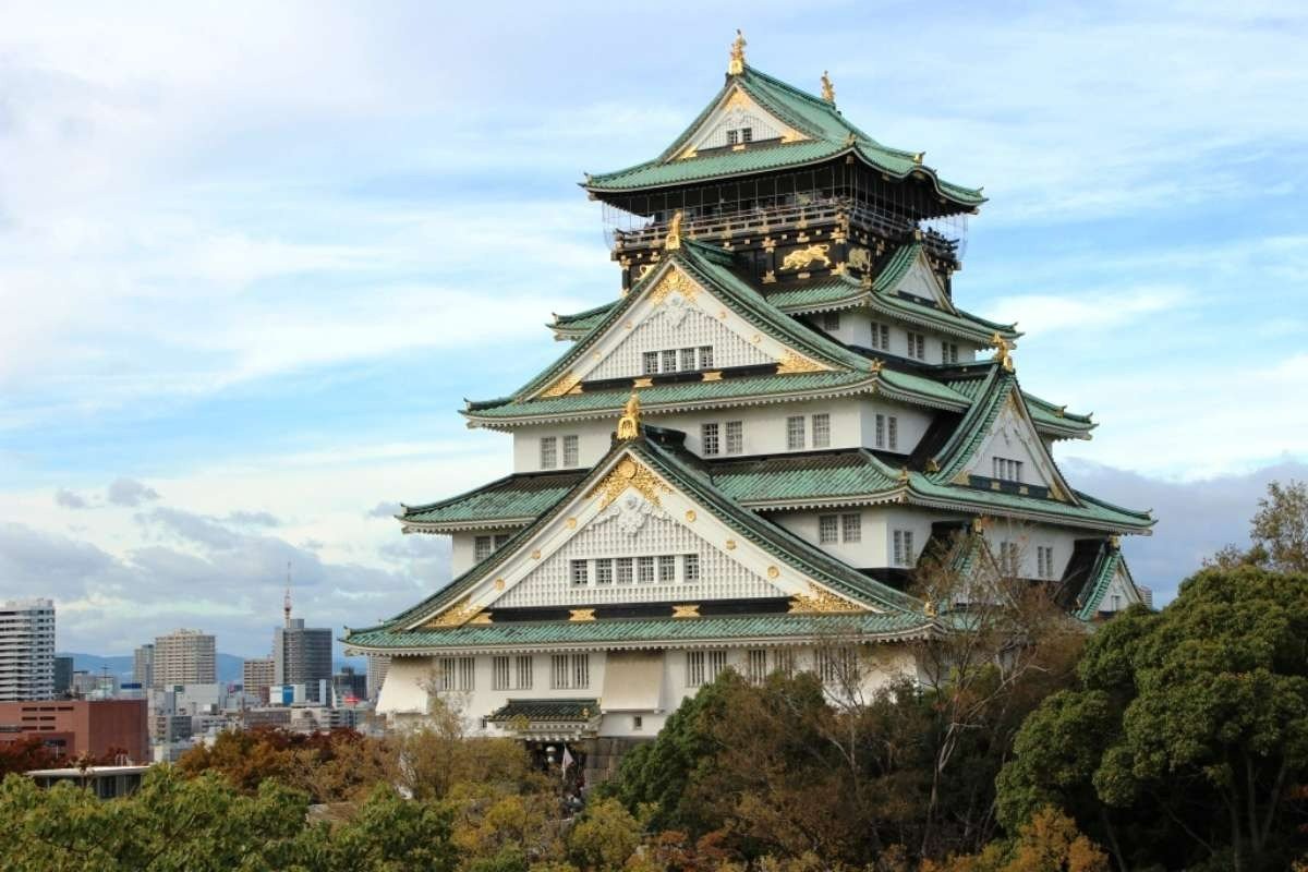 豊臣の黒い壁と徳川の白い壁を持つ現在の天守　写真／大阪城天守閣